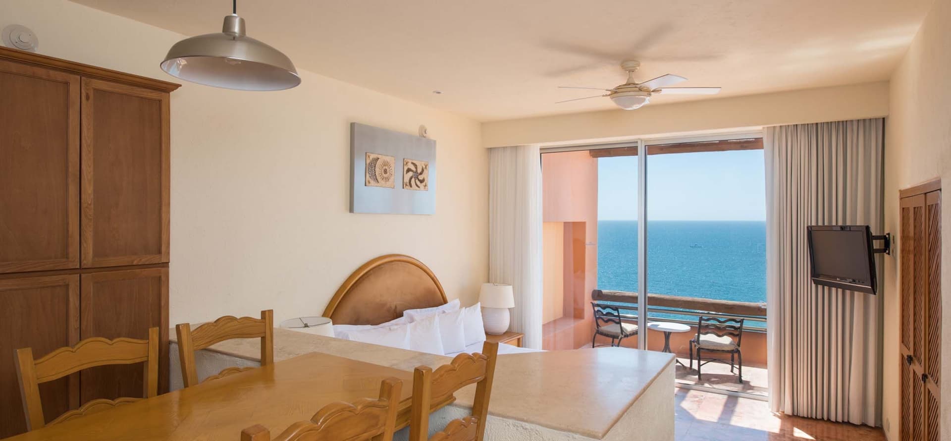 habitacion-frente-al-mar-estudio-con-cocineta-comedor-club-regina