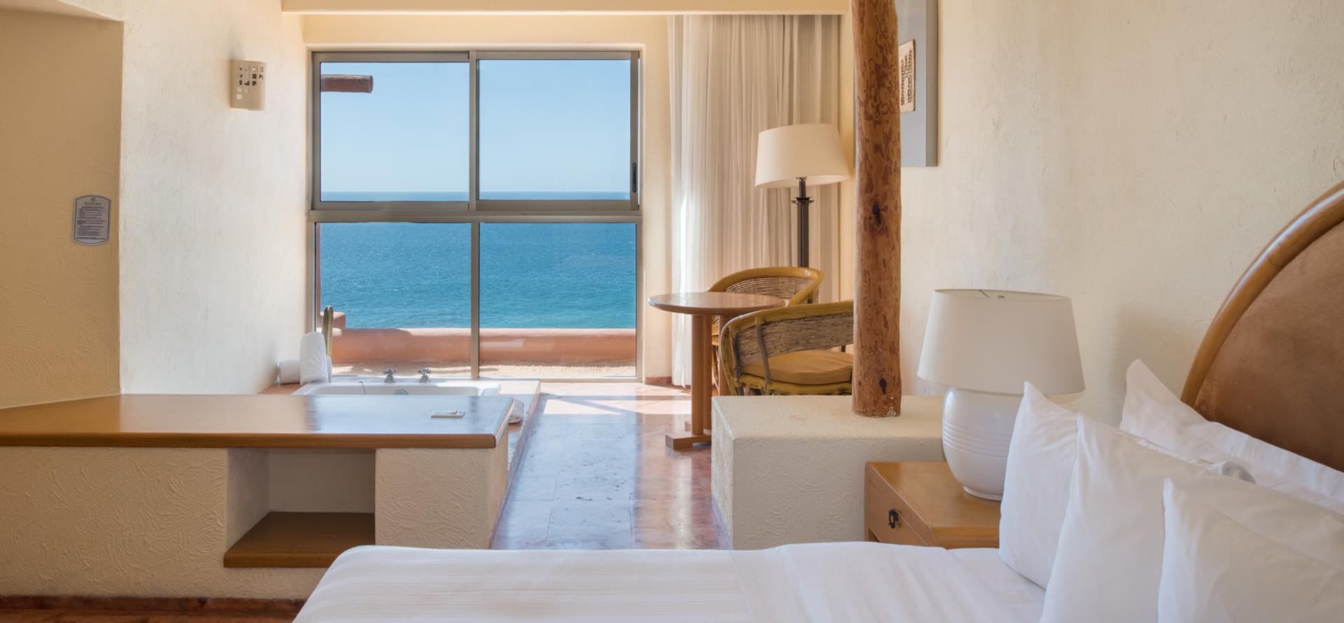 studio-with-jacuzzi-and-ocean-view-regina-club-room